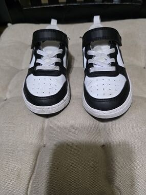 Nike Kids Black and White Velcro Lace Sneakers Used Size 8.5